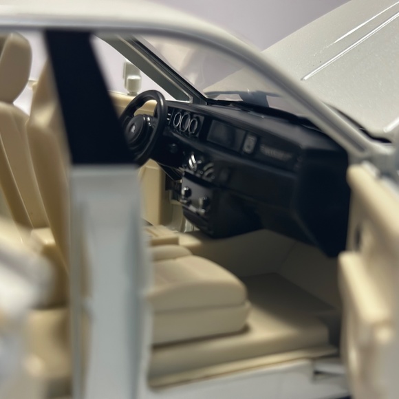 1:24 rolls royce cullinan mansory Diecast with LED HEADLIGHT AND TAILLIGHT WHITE - Picture 10 of 12